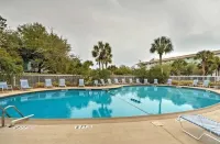 2-bedroom condo walking distance to Singleton Beach Hotel dekat Arts Center of Coastal Carolina