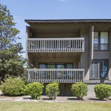 Renovated, Ground Level, 2 Br 2 BA, WiFi, Cable, Pool. 4 Individuals Max.