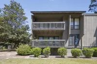 Renovated, Ground Level, 2 Br 2 BA, WiFi, Cable, Pool. 4 Individuals Max.