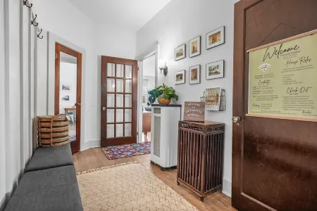 Downtown Apartment! Large, Cozy, Family friendly private oasis in city center! Отели в г. Петоски