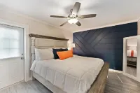 8 Minutes from numerous beaches, hot tub and beautiful fire pit Hotels near Walgreens