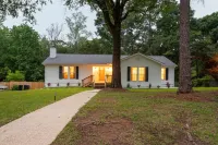 Hamilton Hideaway- Pool, Creek View w/ Scenic Deck - Homestays