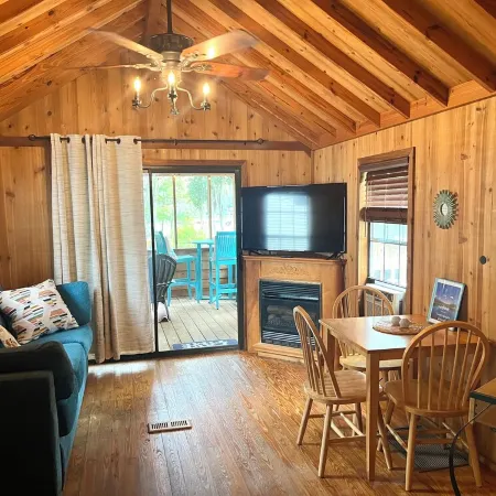 Lakefront tiny cabin amazing view on Lake Marion! Pet friendly & sleeps 6