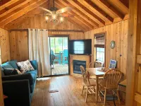 Lakefront tiny cabin amazing view on Lake Marion! Pet friendly & sleeps 6