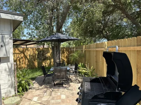 2-bedroom apartment just 4 minutes drive to Gladys Porter Zoo