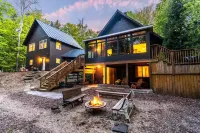 Cozy Retreat, Great for Large Groups and Family Gatherings with Hot Tub!
