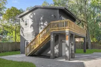 Den on Daniels - Modern Elegance, Private Balcony Steps from Downtown Orlando