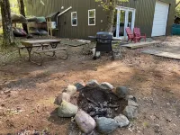 Hockey Room - Sleeps 7, Two TVs & Wooded Trails