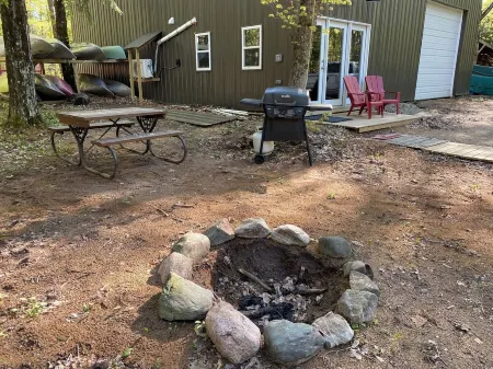 Hockey Room - Sleeps 7, Two TVs & Wooded Trails