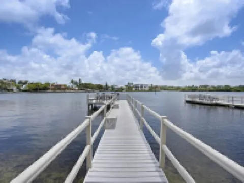 Luxurious 1-Bedroom Condo a Short Walk to Siesta Key Beach Hotéis em Siesta Key