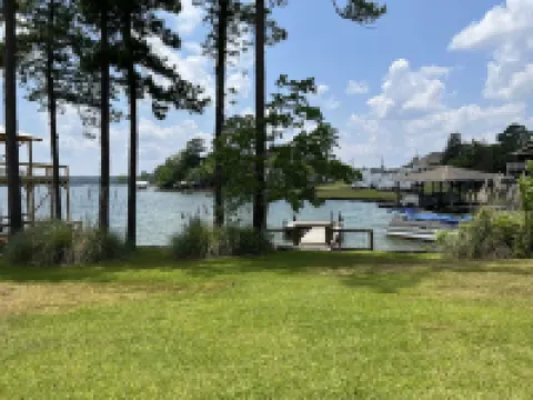 Centerport GetAway, Family size cabin. Near restaurants, golf and AU football