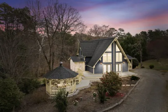 Lake Jocassee retreat on two acres!! New hot tub, Devil’s Fork State Park