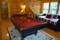 Riverfront cabin with WiFi, 2 fireplaces, game room, pool table and hot tub.