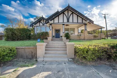 Beautiful 1930s Mineral Wells Home, Near Downtown! Hotels near HighRidge Church Mineral Wells