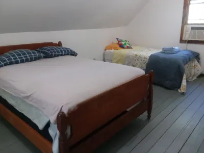 Cozy Cottage on water's edge of Lake Cobbosseecontee 할로웰 레크리에이셔널 에어리어 주변 호텔