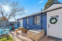 Downtown Blueberry Bungalow w/AC, Fully Fenced Yard, 3 Smart TVs, W/D, Fast WiFi - บังกะโล