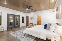 ✨Hampton's Hideaway: Luxury cabin with 🎲 Games, 🪁 Playground, and 💦 Hot Tub✨