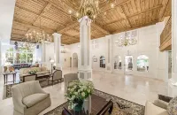 Heart of Palm Beach - free parking included, security safe, next to Breakers