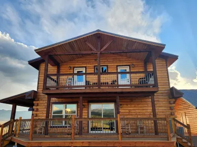 Magnificent Cabin views of Sangre De Cristo Mountain Range, and Wet Mountains.
