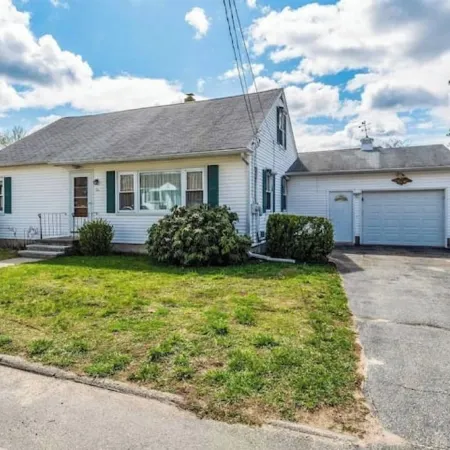 Entire House, Sleep 12, Garage, Fully Fenced Backyard