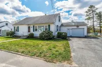 Entire House, Sleep 11, Garage, Fully Fenced Backyard Hotels near Christmas Tree Shops