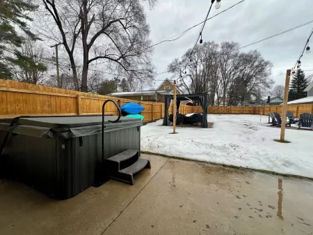 Lovely Bellaire home across from park with beach, walk to Shorts, spa, fun games