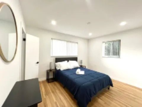 Modern Comforts in a Prime Location.Escape to a  Cozy and Peaceful Retreat. Hotels near Oleta River State Park