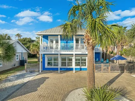 6 BR 5 baths private heated pool  Games 1 minute to beach Sleeps 2-19