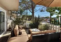 Kick back on Large Patio Close Beach & Village Garage