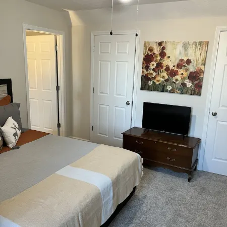 CENTRALLY LOCATED - 4 bedroom- Hancock House - Pet Friendly. 1 gig internet.