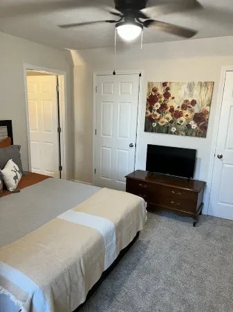 CENTRALLY LOCATED - 4 bedroom- Hancock House - Pet Friendly. 1 gig internet.