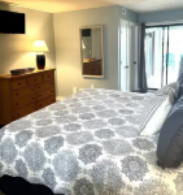 Bernard's Landing Hillside Lake Escape @ SML