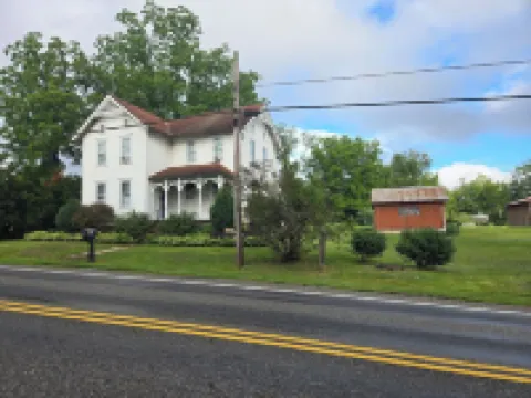 Charming 3-bedroom farmhouse 1 hour from Beaver Stadium
