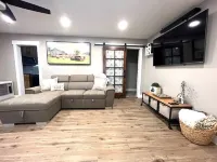 Salmon Goldbug Cottage, hot tub sleeps 8