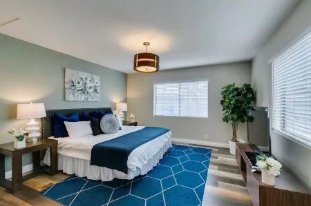 Cozy 2 master suite pool house near strip and convention center Отели рядом с достопримечательностью «Ethel M Chocolates Factory & Cactus Garden»