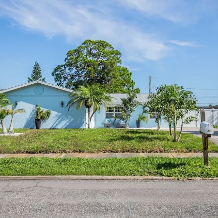 House with Heated Pool and Outdoor kitchen close to Siesta Key Beach!! Отели в г. Уитфилд