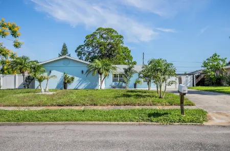 House with Heated Pool and Outdoor kitchen close to Siesta Key Beach!!