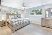 New Remodel 3/2 close to the beaches + large private fenced yard Hôtels à proximité de : Bardmoor Promenade