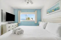 Right on the beach ★ Relax and Enjoy ♥ Sunsets!