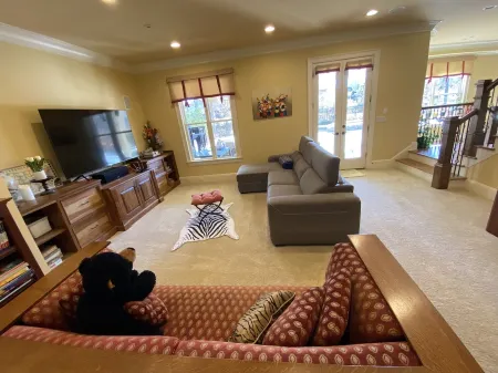 Vacation Resort:  Heated Pool,  Spa, Gym, Kitchen, Laundry, in Tranquil Setting