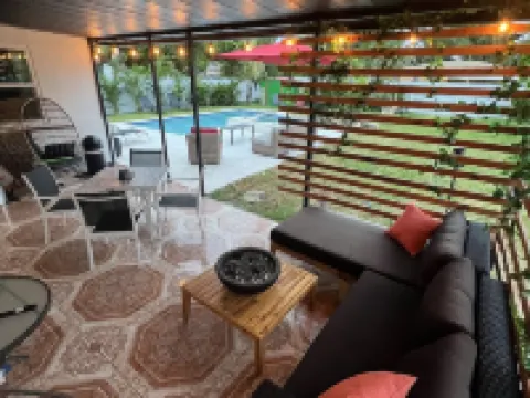 Modern Vacation Home with pool- Conveniently located to Restaurants & Beach Hotels in North Miami