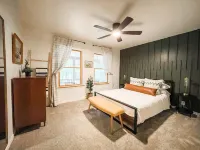 Cozy cottage tucked in the woods. 5 minutes from Cave Point and Whitefish Dunes.
