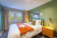 5 min to NRG Park + hot tub + fire pit + game room