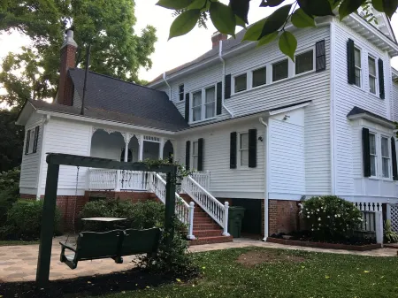 Historic Bauknight House, the Jewel of Walhalla. Отели в г. Уолхолла