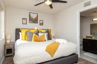 The Hilltop, Pool, Firepits Sleeps 14, Lake Views, Tons of Parking