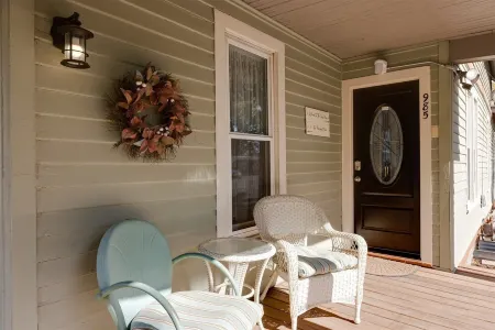 The Carol Anne - Charming 2bd - 2ba Victorian Home Near Downtown! Отели рядом с достопримечательностью «Iowa Events Center»