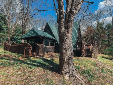 Three A-frame Cabins, a provate Pond, row boats!