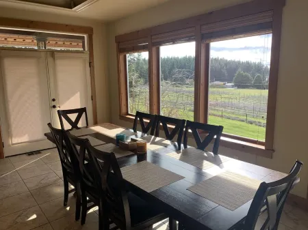 Vineyard Villa + Guesthouse/ Swim Spa +Hot tub With A/C Отели рядом с достопримечательностью «Парк округа Дабл Блафф»