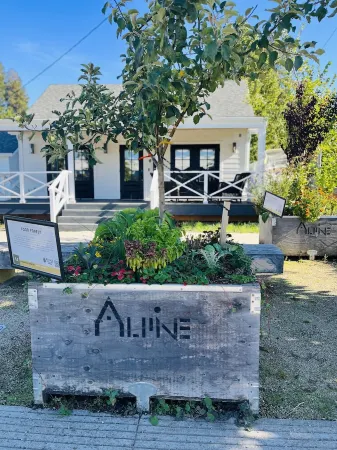 Wine Country Gem in downtown McMinnville.  Walk to Wineries & Restaurants! Отели рядом с достопримечательностью «Уэстсайд Бисикл / Педестриан Гринуэй»