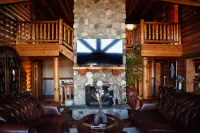 NEW CABIN! Hot Tub, Gazebo, Wraparound Deck, Sleeps 14. Drive to Hocking! - 4-Star